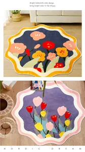 Vista detallada de alfombras de borde ondulado con patrones florales y tulipanes