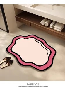 Moderne, unregelmäßige Badematte in Rosa und Schwarz im Badezimmer-Ambiente.
