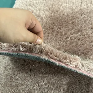 Nahaufnahme eines dicken, langflorigen Shaggy-Teppichs mit weicher Textur und Rücken