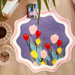Alfombra irregular con tulipanes y bordes ondulados para decoración de dormitorio