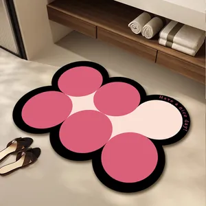 Süße unregelmäßige Badematte mit rosa Punkten und Text für die moderne Badezimmerdekoration