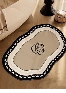 Détail du tapis de bain de luxe style camélia, absorbant et antidérapant, élégant