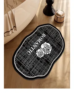 Tapis de bain élégant en tweed avec roses camélias et texte 'ROMANTIC' dans la salle de bain.