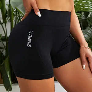 Detailansicht der schwarzen nahtlosen Fitness-Shorts mit hohem Bund und GYMWEAR-Aufdruck.