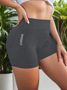 Detailansicht der grauen Yoga-Shorts mit hoher Taille und GYMWEAR-Text aus Stoff