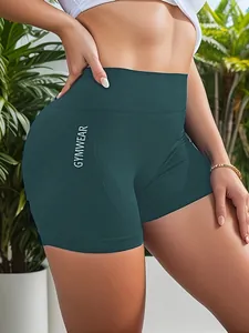 Detailaufnahme von blaugrünen Yoga-Shorts mit hoher Taille und GYMWEAR-Text.