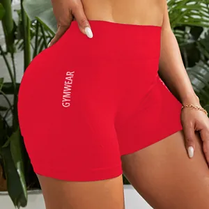 Detailansicht der leuchtend roten Yoga-Shorts mit hoher Taille und Gymwear-Schriftzug