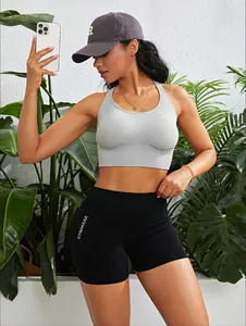 Vollansicht der schwarzen Damen-Gym-Shorts und des grauen Sport-BHs am Modell