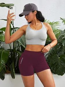 Detailansicht der atmungsaktiven burgunderroten Fitness-Shorts mit GYMWEAR-Logo