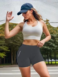 Detailansicht der grauen High-Waist-Yoga-Shorts für Damen mit GYMWEAR-Aufdruck