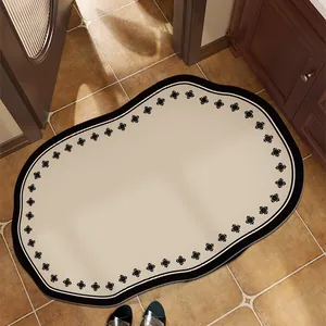 Tapis de salle de bain beige antidérapant avec bordures festonnées noires élégantes