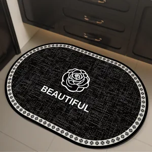 Tapis de bain ovale de luxe avec texture tweed, motif rose camélia et envers antidérapant.