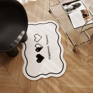 Tapis en peluche noir et blanc moderne avec pixel art cœur sur un sol en bois