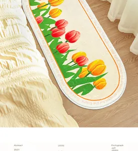 Nahaufnahme eines geblümten Tulpen-Bettvorlegers mit englischem Textrand im Schlafzimmer