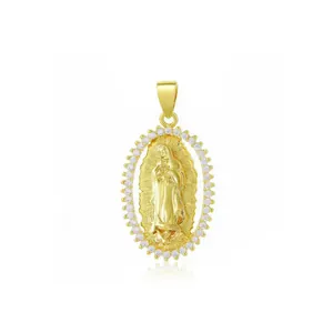 Primer plano de un colgante de la Virgen María bañado en oro con borde de circonitas.
