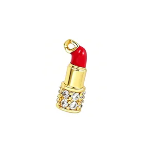 Dettaglio di un ciondolo a forma di rossetto placcato oro con inserti in zirconi brillanti