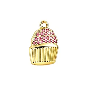 Primo piano dettagliato del ciondolo cupcake placcato oro con zirconi rosa scintillanti