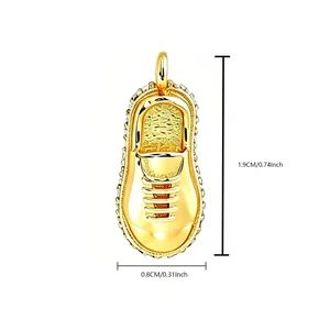 Detailweergave van de gouden sneaker bedel met 1,9 cm hoogte en 0,8 cm breedte