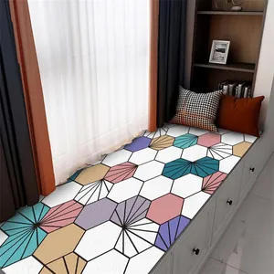 Vista dettagliata del tappeto per davanzale con motivo esagonale geometrico colorato