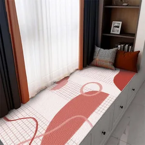 Vista dettagliata del tappetino per bovindo con motivi geometrici moderni in un interno accogliente