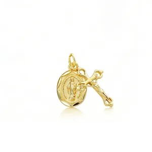 Vista detallada de la medalla de la Virgen María y el crucifijo dorado para joyería DIY.