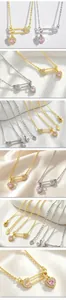 Vue détaillée des colliers épingles à nourrice avec pendentifs cœur rose or et argent