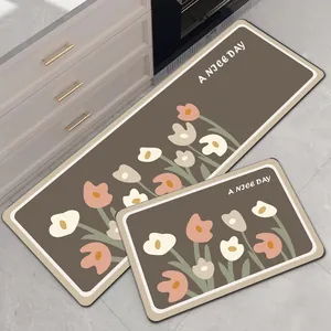 Vista dettagliata del motivo floreale e della stampa sul tappetino da cucina marrone