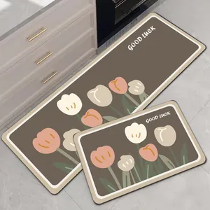 Dettaglio tappeti da cucina in diatomite marrone con tulipani e testo GOOD LUCK