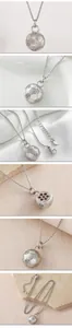 Vistas detalladas de un collar con colgante de balón de fútbol de plata con circonitas.