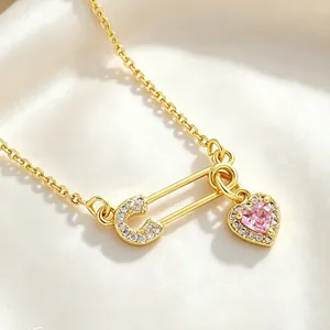 Élégant collier épingle de nourrice plaqué or avec un pendentif cœur en zircon rose