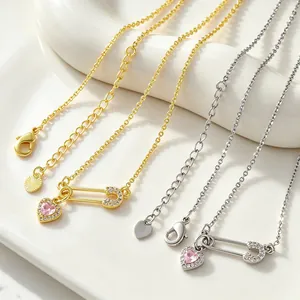 Colliers élégants avec épingle à nourrice et pendentif coeur rose scintillant en zircon