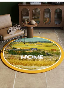 Détail d'un tapis rond avec peinture de paysage et texte 'HOME' dans une pièce confortable.