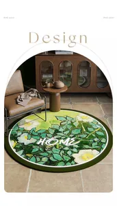 Vue détaillée d'un tapis rond vert de style américain avec un élégant motif floral HOME.