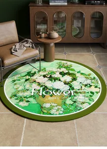 Vue détaillée d'un tapis floral rond vert dans un décor de chambre vintage.