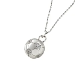 Elegante collar con colgante de balón de fútbol plateado con detalles de circón