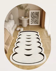 Tappeto di peluche crema con motivi ondulati neri in una camera da letto minimalista