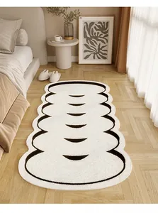 Primo piano di un tappeto da comodino in peluche crema con motivi a onde nere