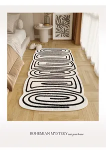Accogliente tappeto da camera stile crema con vortici neri in un ambiente reale.