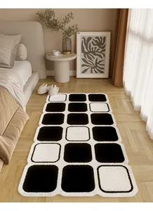 Tappeto scendiletto peloso a scacchi bianco e nero in camera da letto color crema