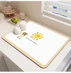 Alfombrilla escurreplatos de cuero absorbente con un lindo sol en un ambiente de cocina