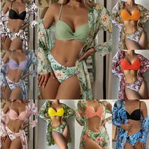 Aperçu de plusieurs variantes de couleurs pour les ensembles bikini à fleurs trois pièces