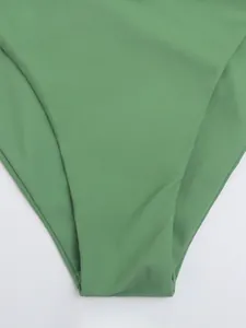 Primo piano dettagliato dello slip bikini a coste verde che mostra la trama