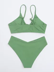 Vista dall'alto di un set bikini verde salvia con slip a vita alta e top a V