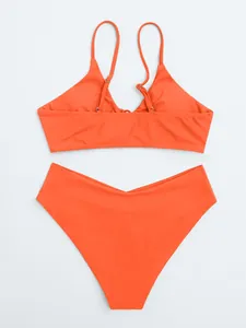 Dettaglio di un set bikini arancione corallo con slip a vita alta con taglio a V moderno