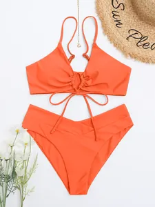 Set bikini arancione vivace con allacciatura al collo e dettaglio laccio frontale