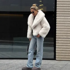 Élégante veste en fausse fourrure blanche à col châle pour un look streetwear chic