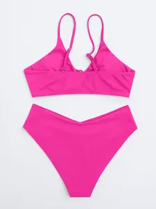 Vista dettagliata di un set bikini a due pezzi rosa acceso con spalline regolabili