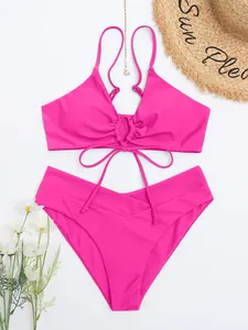 Set bikini fucsia vibrante con dettaglio anello centrale e slip bikini a vita incrociata