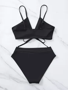 Vista dettagliata del set bikini nero a vita alta con eleganti spalline incrociate