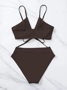 Vista posteriore dettagliata di un bikini marrone con eleganti cinturini incrociati in vita